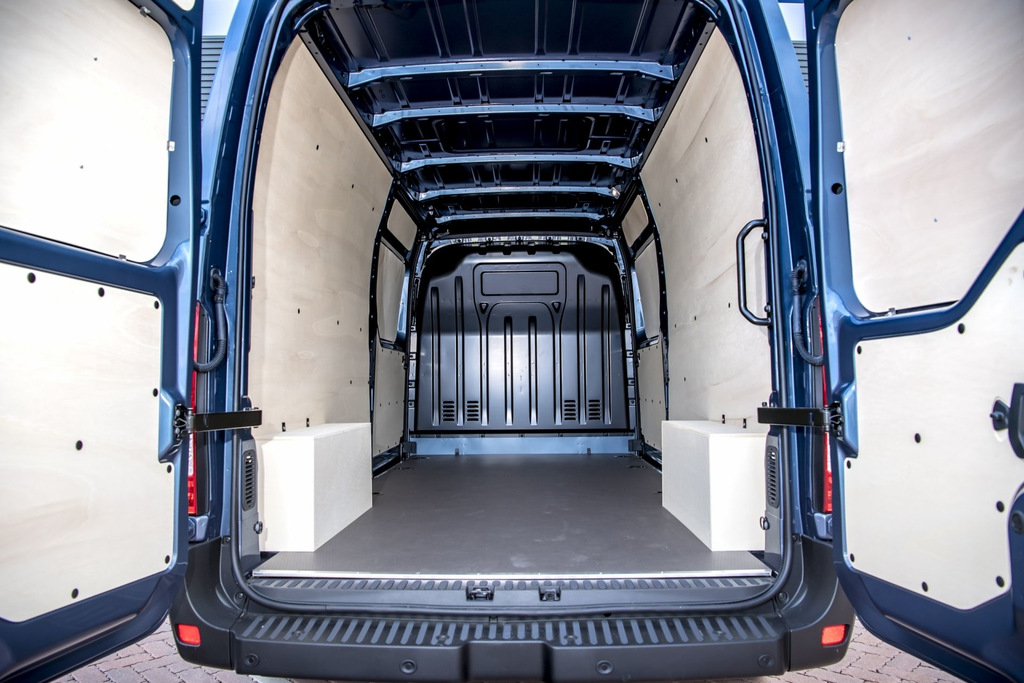 Огляд оновленого фургона Renault Master