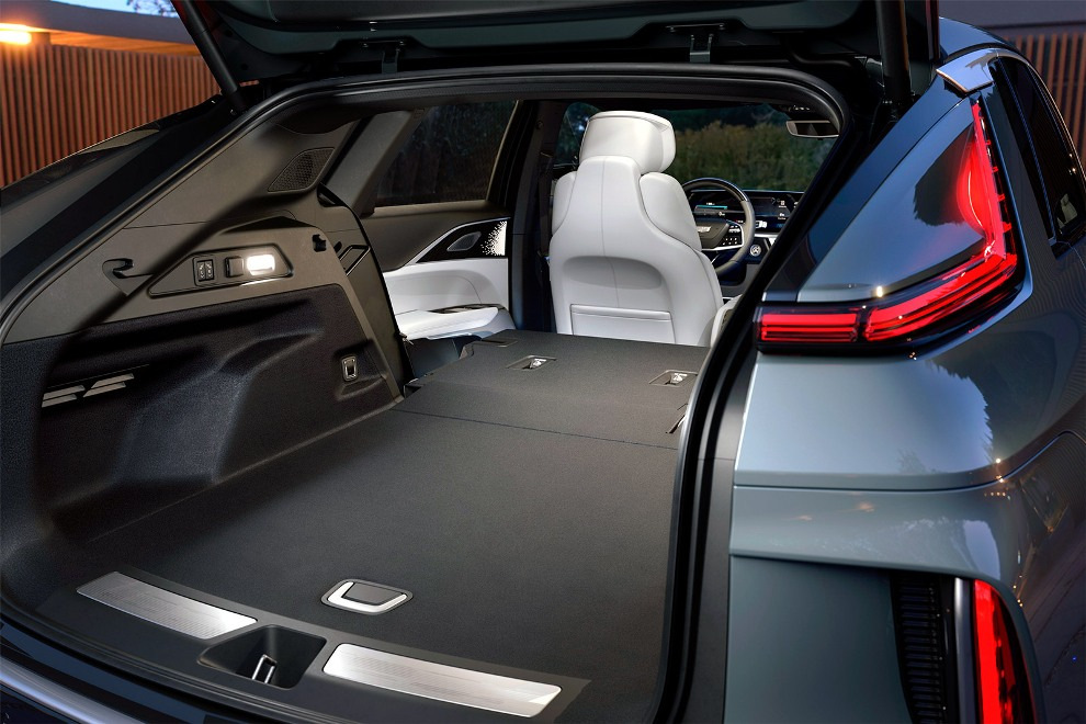 Кросовер Cadillac Lyriq - перший серійний електромобіль американської марки