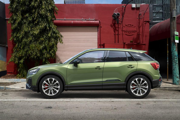 Огляд зарядженого повнопривідного кросовера Audi SQ2 Фото 3