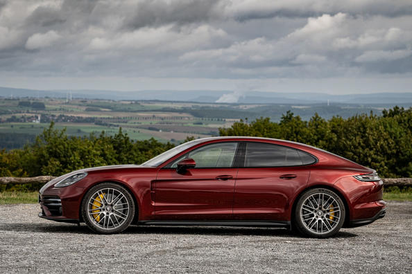 Огляд оновленого лифтбека Porsche Panamera Turbo S Фото 3