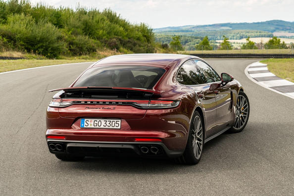 Огляд оновленого лифтбека Porsche Panamera Turbo S Фото 4
