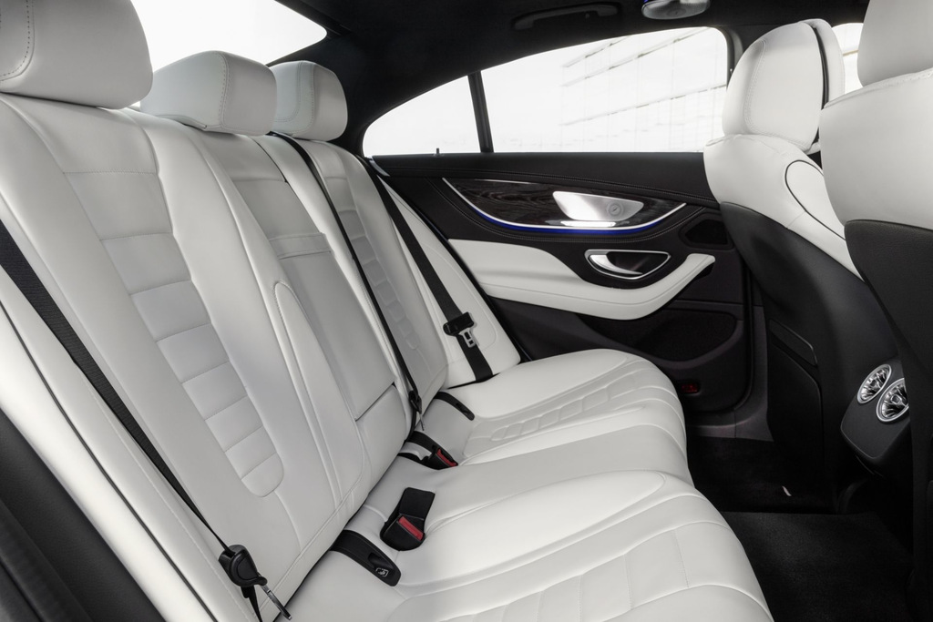 Повнопривідний купеподібний седан Mercedes-Benz CLS-Class