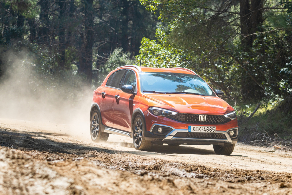 Огляд позашляхової версії хетчбека Fiat Tipo Cross