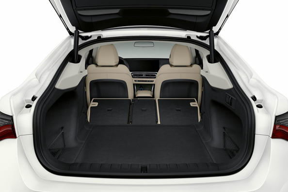 Перше покоління електричного лифтбека BMW i4 Фото 12