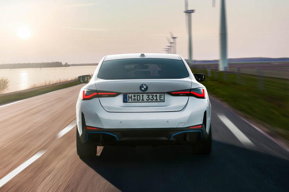Перше покоління електричного лифтбека BMW i4 Фото 8