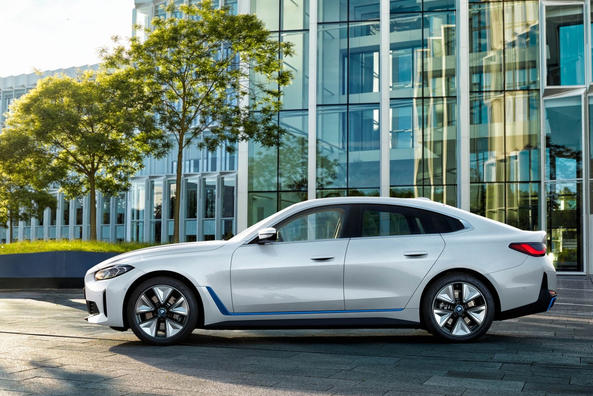Перше покоління електричного лифтбека BMW i4 Фото 4