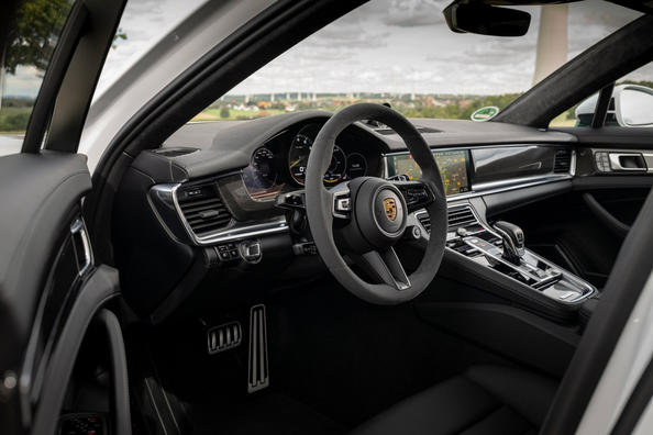 Огляд повнопривідного універсалу Porsche Panamera Sport Turismo Фото 9