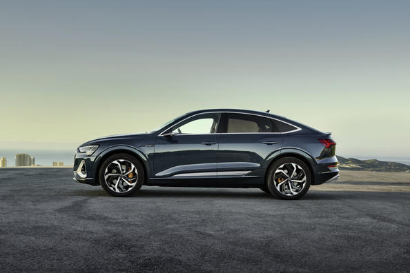 Купеподібний повнопривідний електричний кросовер Audi e-tron Sportback Фото 2