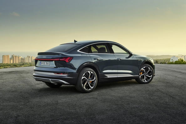Купеподібний повнопривідний електричний кросовер Audi e-tron Sportback Фото 5