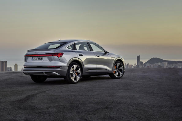 Купеподібний повнопривідний електричний кросовер Audi e-tron Sportback Фото 4