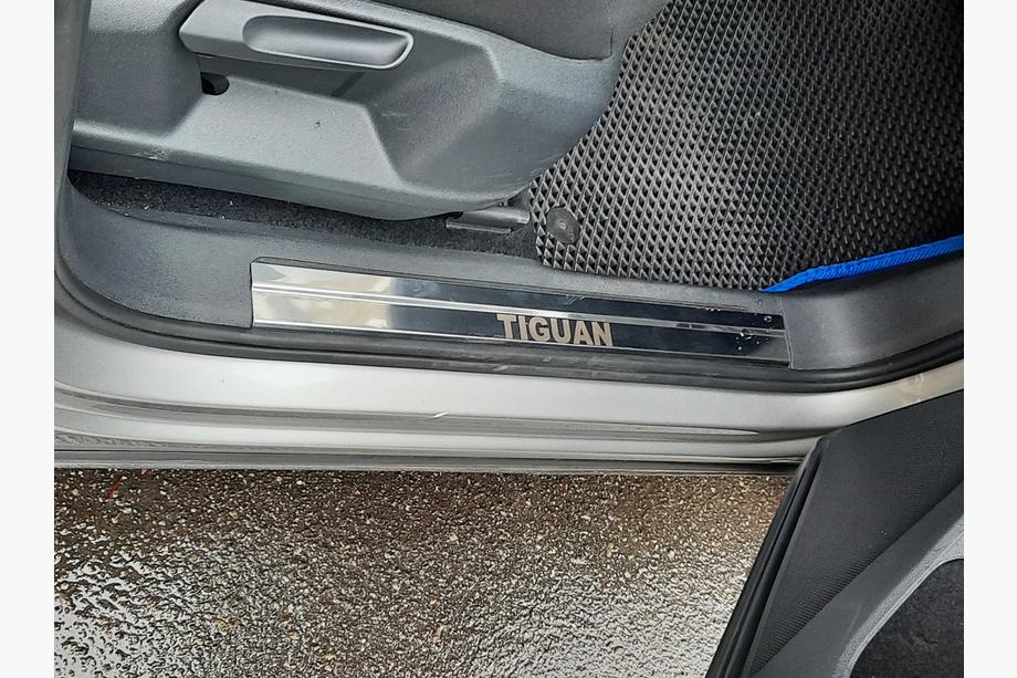 Volkswagen Tiguan 2016-2023 рр. Накладки на дверні пороги Carmos (нерж) Фото 3