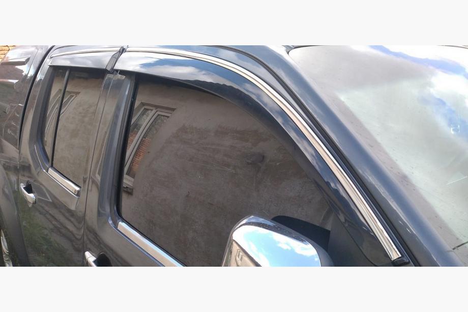 Nissan Navara 2006-2015 рр. Вітровики з хромованим молдингом (4 шт., Sunplex Chrome) Image