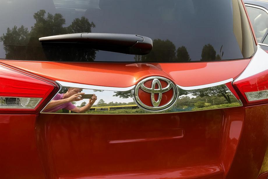 Toyota Rav 4 2013-2018 рр. Накладка над номером бампер Libao 2013-2016 (нерж) Фото 2