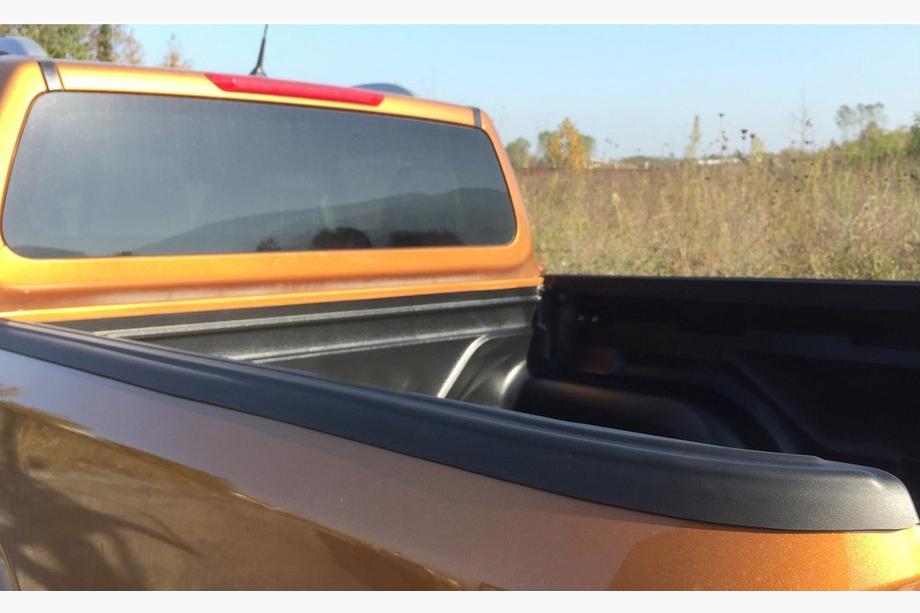 Nissan Navara/NP300 2016- рр. Накладка на кант борту (2 шт.) Image